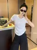 Camiseta Versátil Slim-Fit Gola Redonda Kiss Siste Estilo Coreano com Design Irregular de Botões e Mangas Curtas Elásticas