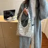 Bolso Nuevo de Remaches Estilo Europeo y Americano 2026 de Moda Gran Capacidad Simple Casual Texturizado para Hombro o Axila Tipo Cubo para Mujer
