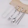Venta al por mayor de fábrica creativa de dibujos animados para niños juego de cubiertos de tres piezas de acero inoxidable tenedor cuchillo cuchara juego de cubiertos portátil