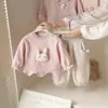 Conjunto de otoño e invierno para niña: una sudadera cálida y linda con temática de conejito y forro polar, combinada con pantalones largos de lunares, un conjunto de dos piezas para bebés