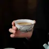 Un juego de cinco tazas de té exquisitas de los Cinco Hornos Famosos, que incluye tazas de té maestras de cerámica remachadas, tazas de degustación y cuencos de té, presentado en una caja de regalo como un juego para la ceremonia del té y un recuerdo perfecto