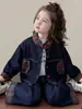 Conjunto de dos piezas de otoño a cuadros y mezclilla con retazos para niñas transfronterizas 2026 nuevo conjunto elegante para niños moda infantil de celebridad de internet
