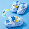 Nuevos zuecos luminosos de dibujos animados para niños de verano, sandalias de playa para niños y niñas, sandalias cerradas antideslizantes para uso en exteriores, venta al por mayor