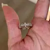 Anillo de estilo vintage de mediados de siglo con tiras cruzadas, diseño de nicho, juego de joyería de pendientes de circonita con incrustaciones de diamantes