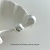 Pendientes de bola redonda cepillada de metal mate de lujo ligero con pasador de plata S925, diseño de nicho con sentido de la moda europea y americana, sensación vintage y de alta gama