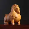 Talla en Madera de Ciprés de Acantilado Envejecido de un Caballo Tang como Adorno, Caballo del Zodiaco Coleccionable, Objeto para Sostener en la Mano, Gadget de Escritorio para Aliviar el Estrés "Riqueza Instantánea"