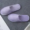 Pantuflas de lino al por mayor del fabricante, pantuflas de interior para primavera y otoño, pantuflas cómodas y antideslizantes para uso en el hogar, adecuadas tanto para hombres como para mujeres