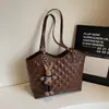 Bolsa de mão com padrão de losangos para mulheres, nova coleção primavera 2026, design xadrez bordado, grande capacidade, bolsa transversal e de ombro, bolsa tote para o trabalho