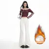 Jeans negros de tiro bajo acampanados para mujer, forrados de felpa, nuevo estilo otoño/invierno 2026, diseñados para cubrir las caderas y ocultar imperfecciones, con un ajuste que no se pega.