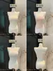 Camisola de encaje con botones para chica atractiva con copas, sexy ajustada, favorecedora, sin mangas para verano