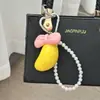 Llavero de Resina de Plátano con Accesorio de Moño de Colores Cadena con Perlas de Imitación Colgante Pequeño Decorativo para Bolsa de Viaje