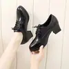 Zapatos de corte bajo para mujer para madres, nueva moda otoño 2026 versátiles de tacón alto de bloque punta fina tacón medio zapatos profesionales de piel