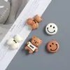 Serie de Oso Sonriente Color Café Mate Accesorios de Resina DIY para Fundas de Teléfono, Zuecos y Pegatinas para Botellas de Agua