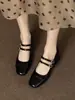 Sapatos femininos vintage estilo francês em prata com saltos grossos, sapatos Mary Jane rasos de bico quadrado para primavera/outono 2023 com tira de fivela