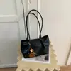 Bolsa de ombro transfronteiriça, leve, estilo retrô, casual para mulheres, perfeita para o outono, simples e versátil, adequada para saídas diárias e deslocamentos, com um toque de alta qualidade
