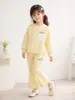 Conjunto de Sudadera Amarilla de Manga Larga con Estampado Floral Fresco y Pantalones Largos Acampanados para Niñas Estilo Primavera y Otoño Ropa Infantil Transfronteriza