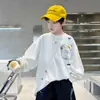 Camiseta de manga comprida para meninos, novo modelo primavera e outono 2026, blusa fina com grafite de desenho animado para crianças mais velhas, peça básica da moda