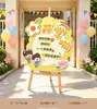 Decoración de ambiente para ceremonia de regreso a clases, creación de ambiente para jardín de infantes, decoración de evento de ceremonia escolar, globos, letrero de bienvenida