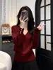 Camiseta de punto de cuello en V rojo de alta gama con mangas largas para mujer, suéter elegante estilo otoño e invierno, top bonito para usar en capas