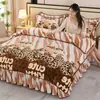 2026 Novo Conjunto de Quatro Peças em Lã de Leite de Peso Elevado Flanela Espessa Fleece Coral Fleece Sable Dourado Estilo Saia de Cama com Estampa Fleece