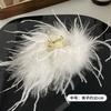 Horquilla de plumas de avestruz en blanco y negro, dulce y picante, para mujer, otoño e invierno, de felpa de alta calidad, con gran espiral y pinza de tiburón.