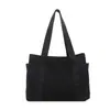 La popular bolsa de mano de estilo coreano de este año para mujer en comercio exterior es el nuevo modelo de verano 2026, una bandolera de retazos para el trabajo y para llevar debajo del brazo.
