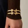 Pulseira de Abertura com Mola, Flor Borboleta Estilo Francês, Incrustada com Diamantes, Aço Inoxidável Banhado a Ouro, Joia Elegante e Requintada, Não Desbota