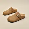 Novo modelo outono de 2026 para mulheres, tamancos confortáveis e versáteis estilo Birkenstock, sem fecho, de sola plana, para uso externo, com design de dedos divididos sintético