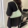 Bolsa de ombro simples e fashion feminina bolsa quadrada pequena estilo western nova de verão 2023 bolsa de ombro com corrente para o dia a dia moda