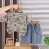 Conjunto Novo de Verão com Manga Curta para Meninos, Camiseta Estampada com Letras para Crianças, Conjunto de Duas Peças com Shorts Jeans, Moderno e na Moda