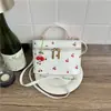Bolsa feminina casual estampada estilo coreano, nova coleção outono 2026, apresentando um design fresco e artístico, uma bolsa de ombro moderna e simples, e uma bolsa transversal ou de ombro estilosa