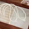 Colar com Pingente de Cavalo de Tróia Colorido com Esmalte Gotejado e Pérolas para Mulheres, Alto Padrão, Luxo Leve, Requintado, Moderno, Elegante, Corrente de Clavícula Tendência
