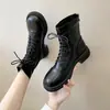 Botas de Moda Femininas 2026 Outono/Inverno Novas Botas de Cano Curto Versáteis com Cadarço Estilo Britânico Botas de Motocicleta com Solado Grosso Botas Femininas de Couro Bico Redondo