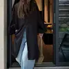 Trench coat feminino de comprimento médio, estilo coreano, com caimento solto, apresentando gola com cordão, perfeito para o outono, com uma silhueta relaxada e elegante que disfarça o corpo e cria um efeito emagrecedor