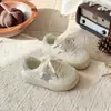 Nuevos Zapatos Deportivos Gruesos de Moda para Niñas 2026 Nuevo Estilo Versátil Zapatos Blancos de Estrella para Niños Zapatos de Tabla Casuales de Caña Baja con Lentejuelas