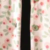 Foto real de una chaqueta acolchada de algodón ajustada, corte slim para mujer, una capa interior fina y cálida de algodón para usar en invierno
