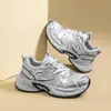 Nueva temporada, zapatillas de plataforma gruesa, robustas, de estilo universitario, a la moda, versátiles, para uso casual, zapatillas ligeras y transpirables para mujer