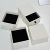 En Stock Entrega Rápida Papel Texturizado Blanco Tapa Desplegable Superior Caja de Regalo Empaque para Joyería Anillo Arete Collar Accesorios