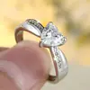 Anel Europeu e Americano de Coração Redondo com Zircônia Micro-Pavimentada com Diamante Branco, Círculo Interno com Letra, Moda Leve Luxo, Anel de Proposta, Anel de Casamento