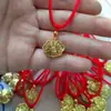 Estilo Antiguo arena dorada bendición padre-hijo Palabra de Suerte Palabra de Suerte bolsa con cierre de seguridad de doble cara colgante collar de cuerda roja tejida complejo femenino