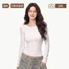 Camiseta base de Lyocell con cuello Henley para mujer, una prenda nueva y elegante para principios de otoño que favorece, estiliza y es perfecta para el trabajo, con un corte corto y mangas largas