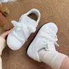Bordado Cartoon Tênis de Treino Alemão Feminino 2026 Primavera Novo Versátil Nicho Leve Esportivo Casual Sapatos Brancos