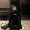 Sudadera negra con capucha para mujer, nueva popular chaqueta fina de otoño e invierno 2026, top casual grueso con forro polar de principios de primavera, moderno