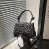Bolso de mano estilo Spice Girl, estilo retro europeo y americano, de alta gama, con estampado de leopardo, bandolera de moda y combinable, 2024