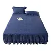 Saia de cama acolchoada de veludo cristal espesso com protetor de colchão de renda, capa simples antiderrapante à prova de poeira para colchão Simmons de veludo de leite