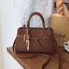 Bolsa de Celebridade da Internet Feminina Outono e Inverno 2025 Fivela de Cinto de Camurça Fosca Retrô Bolsa de Mão com Alça de Ombro Bolsa Tote Versão Coreana