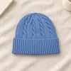 Gorro de tricô com ponto trançado liso, um chapéu simples e versátil para adultos, um gorro de tricô quente estilo coreano para outono e inverno
