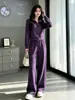 Conjunto deportivo casual de alta gama en color morado para mujer, con una sudadera con capucha de moda, corte ajustado y que favorece la figura, y pantalones de pierna ancha, perfecto para otoño.