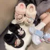 Chinelos de Algodão Fechados Versáteis da Moda para Mulheres, Chinelos de Algodão Fechados Fofos com Desenhos para Mulheres, Adequados para Uso Externo, Novo Modelo Outono e Inverno 2025