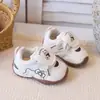 Tênis infantis de desenho animado para meninas, cor prata, com sola macia, modernos e uma ótima escolha para o uso diário e passeios casuais.